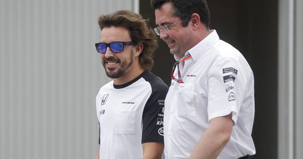Foto: Fernando Alonso y Eric Boullier en una carrera. (EFE)