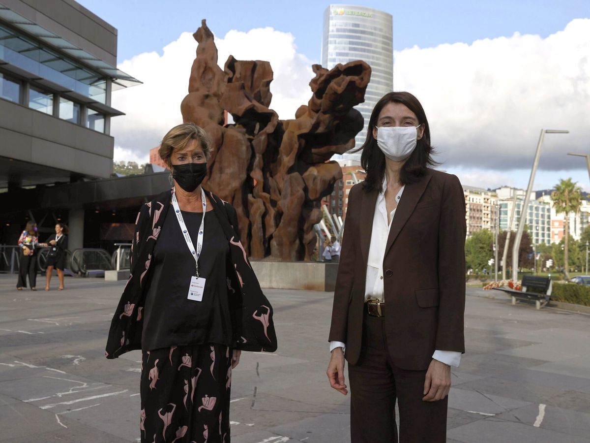 Foto: La presidenta del CGAE, Victoria Ortega (a la izquierda), y la ministra de Justicia, Pilar Llop (derecha), en Bilbao. (EFE/Luis Tejido)