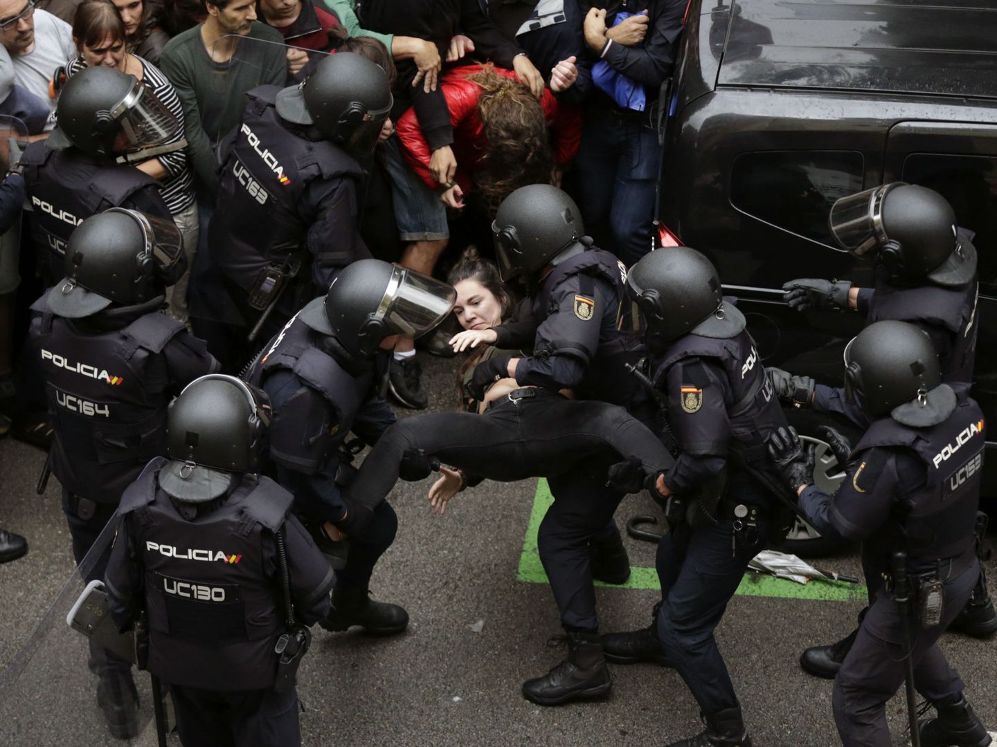 Agentes antidisturbios de la Policía Nacional el 1-O. (EFE)