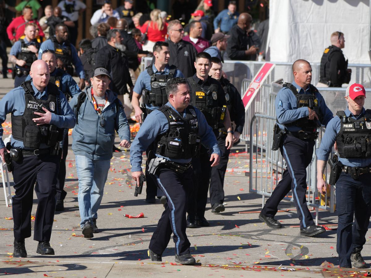 Foto: Agentes de la policía se despliegan en la zona del tiroteo. (Reuters/USA Today Sports/Kirby Lee)
