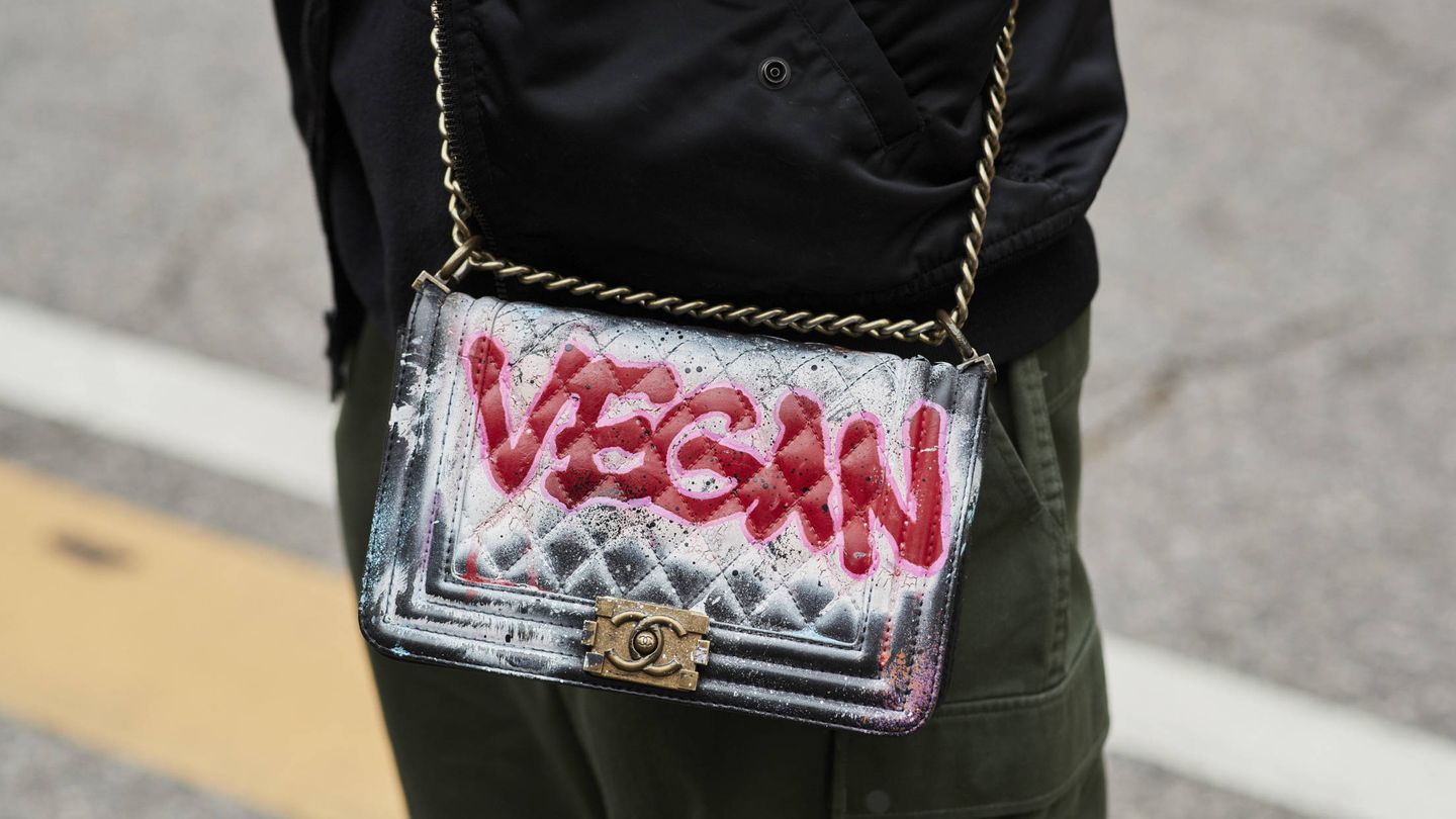 El mensaje de este bolso de Chanel, más claro imposible. (Imaxtree)