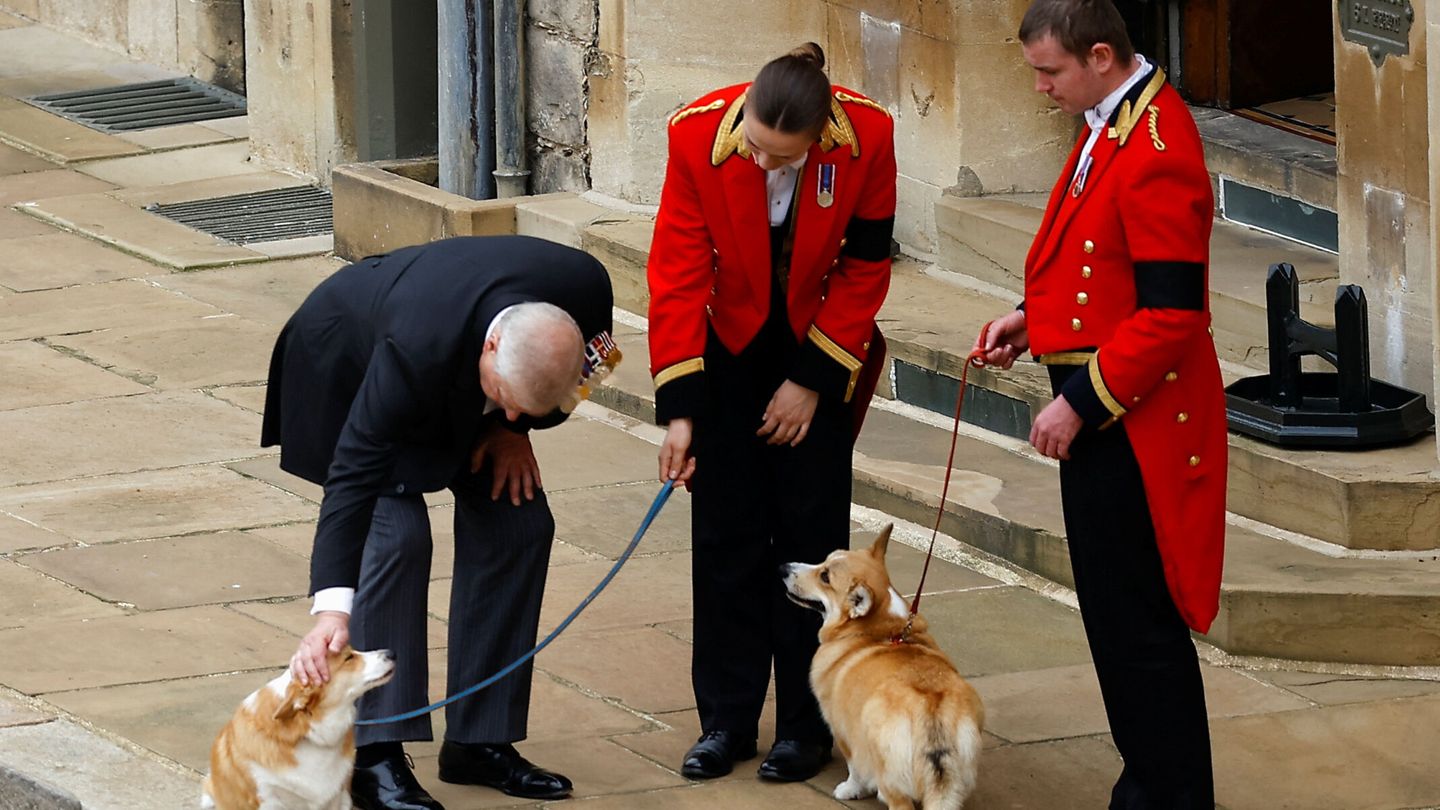 El príncipe Andrés saluda a los perros de la reina. (Reuters/Peter Nicholls)