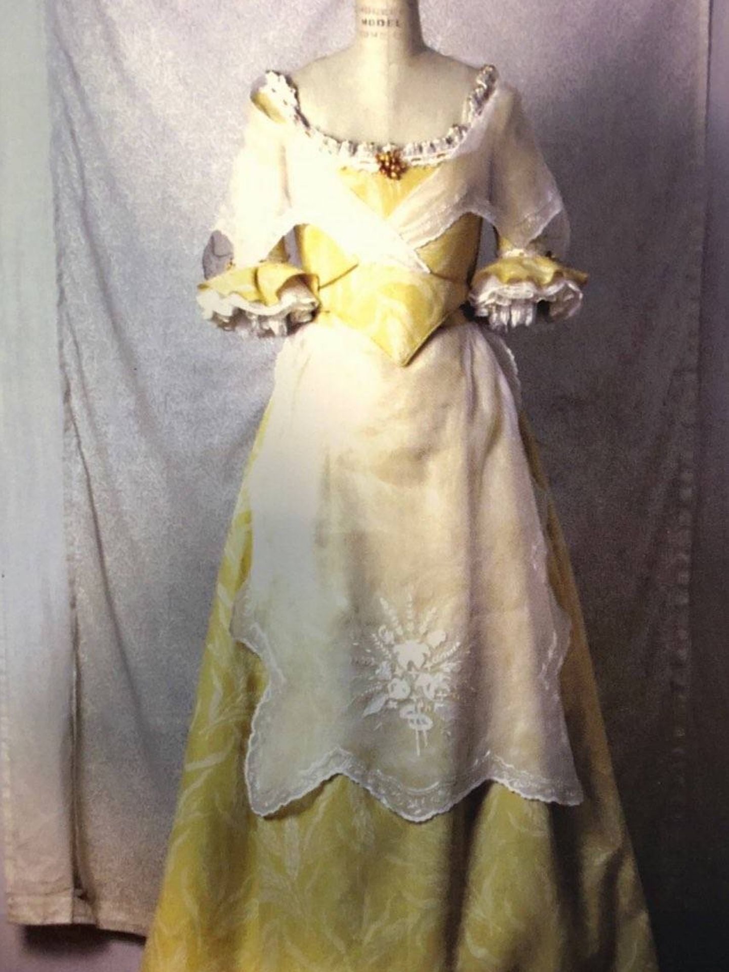 Uno de los trajes de dama de honor, en su maniquí. (LC)