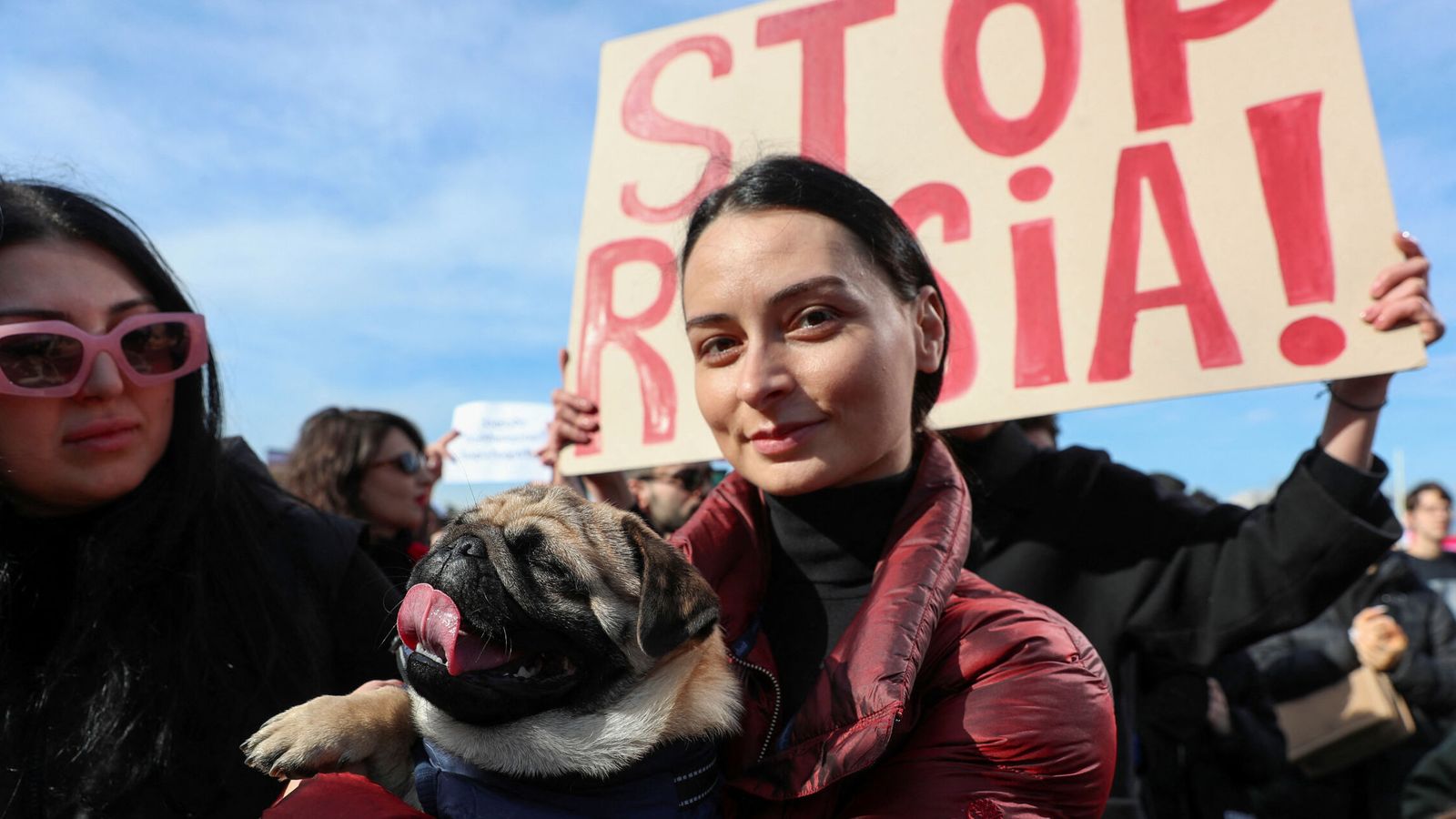 Una manifestante durante la considerada 'ley rusa' en Georgia. (Reuters/Irakli Gedenidze)