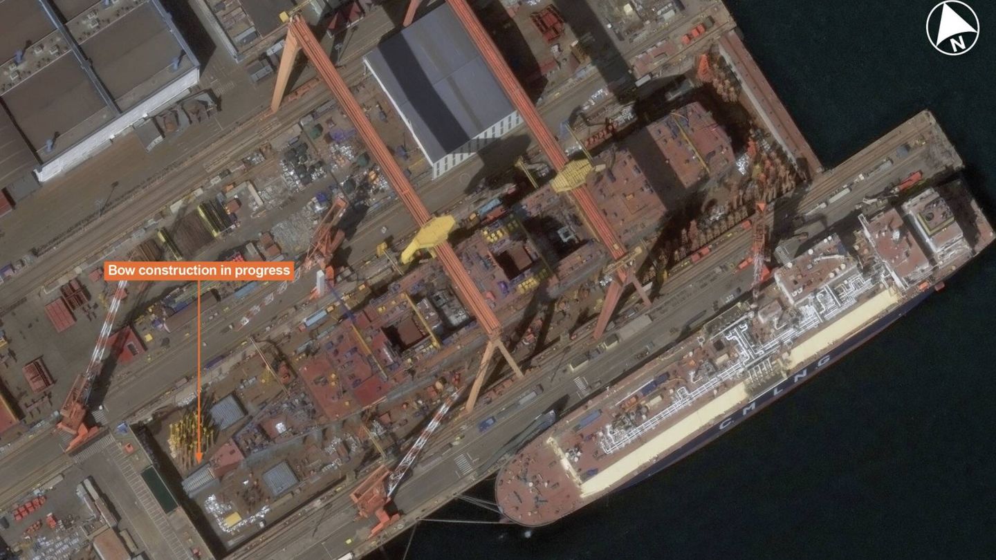 Las imágenes recientes de Vantor muestran el portaaviones Tipo 004 en construcción en un dique seco en Dalian, China. (Vantor/Janes)