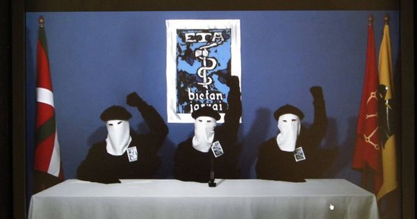 Foto: Miembros de la banda terrorista ETA declaran su último alto el fuego el 20 de octubre de 2011. (Gara)