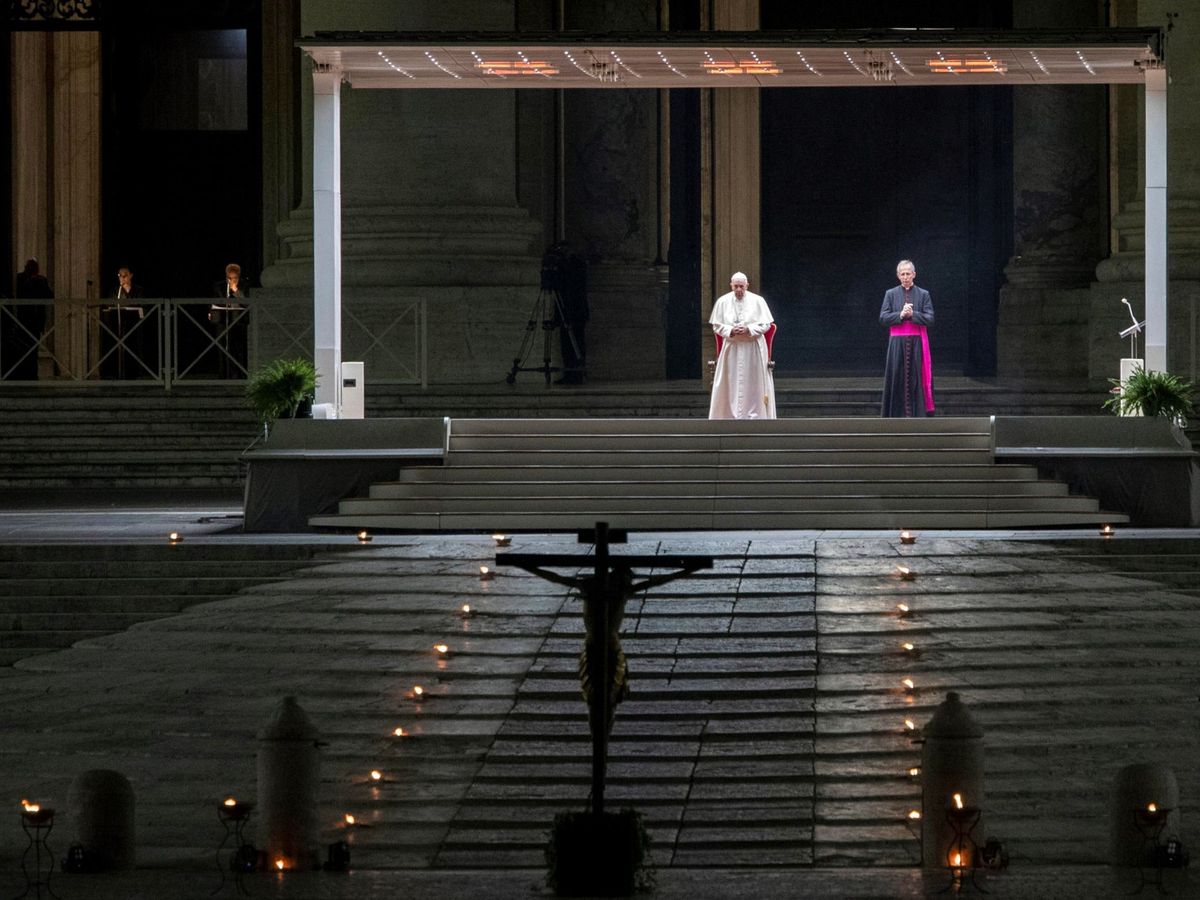 Foto: El papa Francisco oficia el Viernes Santo ante una vacía plaza de San Pedro. (EFE)