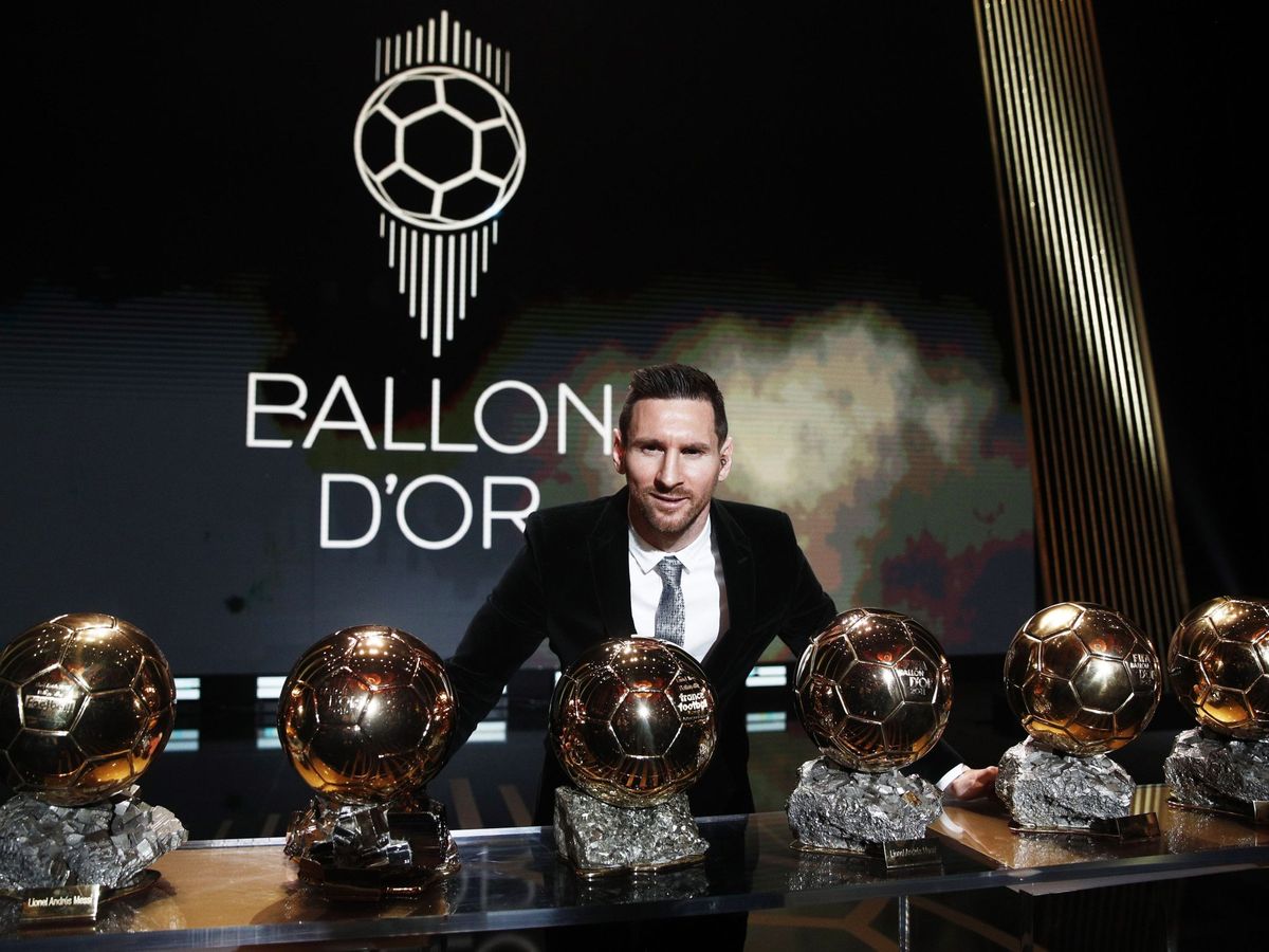 Foto: Leo Messi posa con sus seis balones de oro en el Teatro Chatelet de París. (EFE)