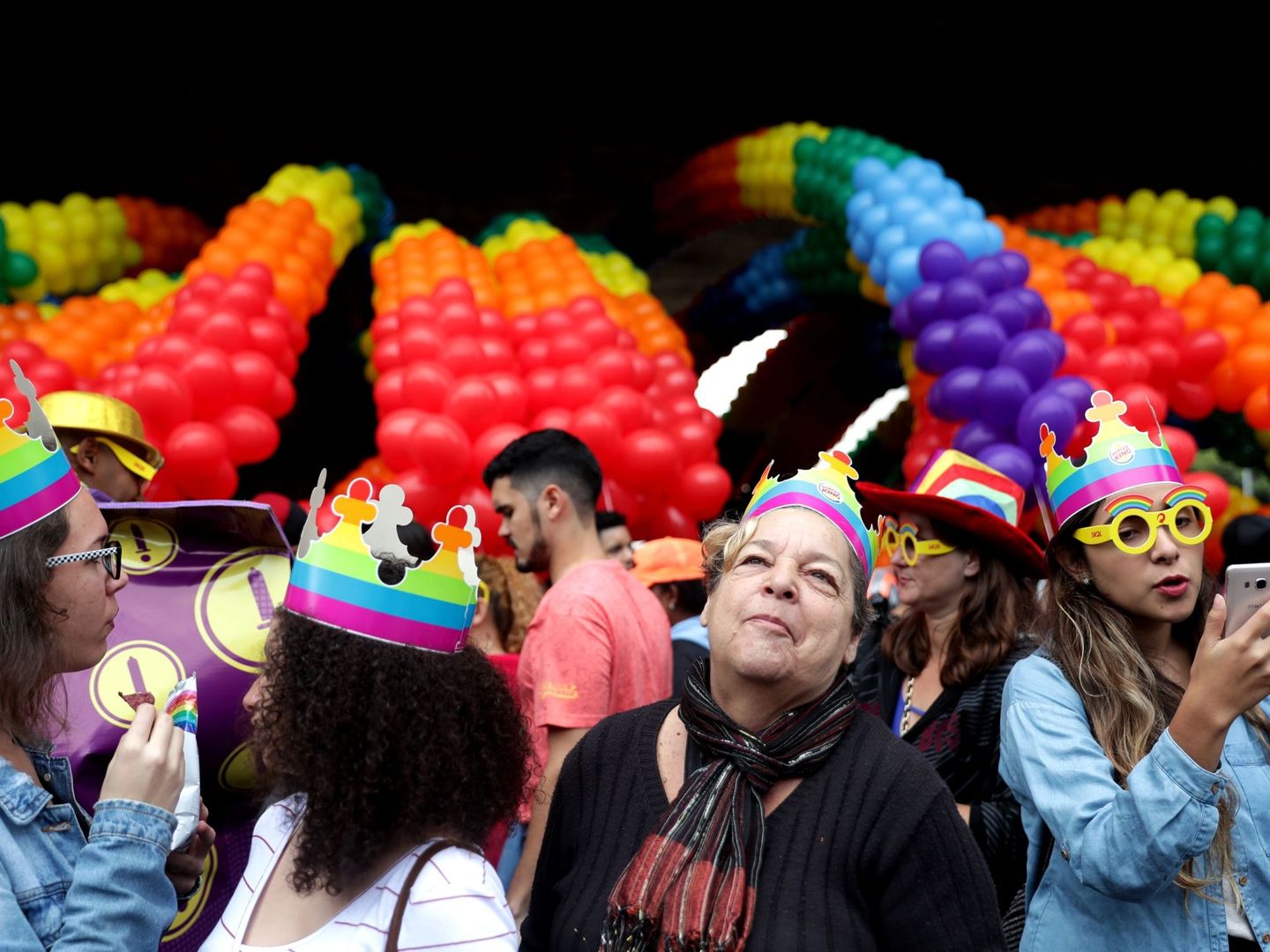 BRA38. SAO PAULO (BRASIL), 03 06 2018.- Miles de personas participan hoy, domingo 3 de junio de 2018, en el Desfile del Orgullo Homosexual en la Avenida Paulista de Sao Paulo (Brasil), uno de los más multitudinarios del mundo. EFE Fernando Bizerra Jr.