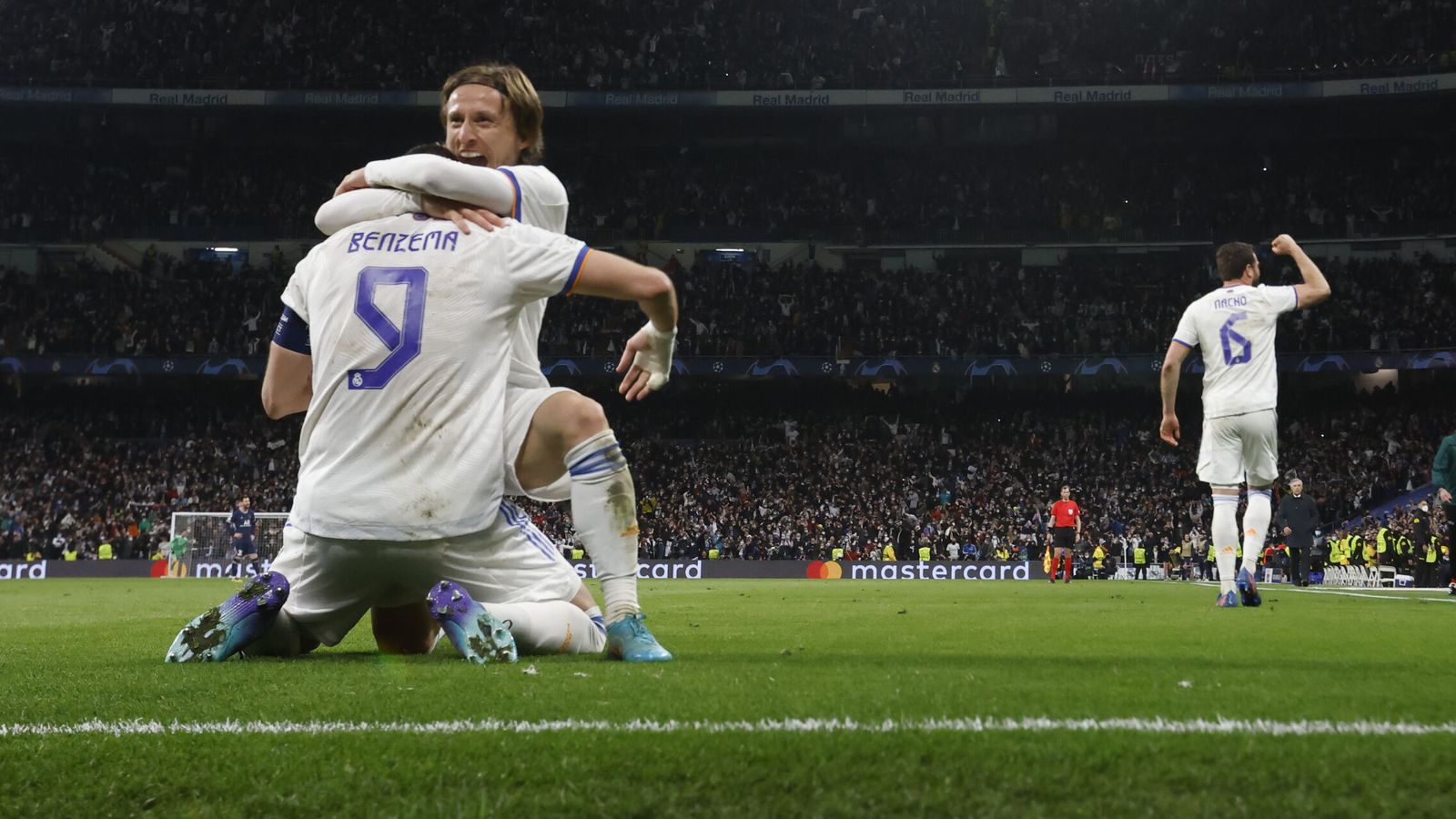 Benzema y Modric celebran el pase del Real Madrid ante el PSG. (EFE/Rodrigo Jiménez)