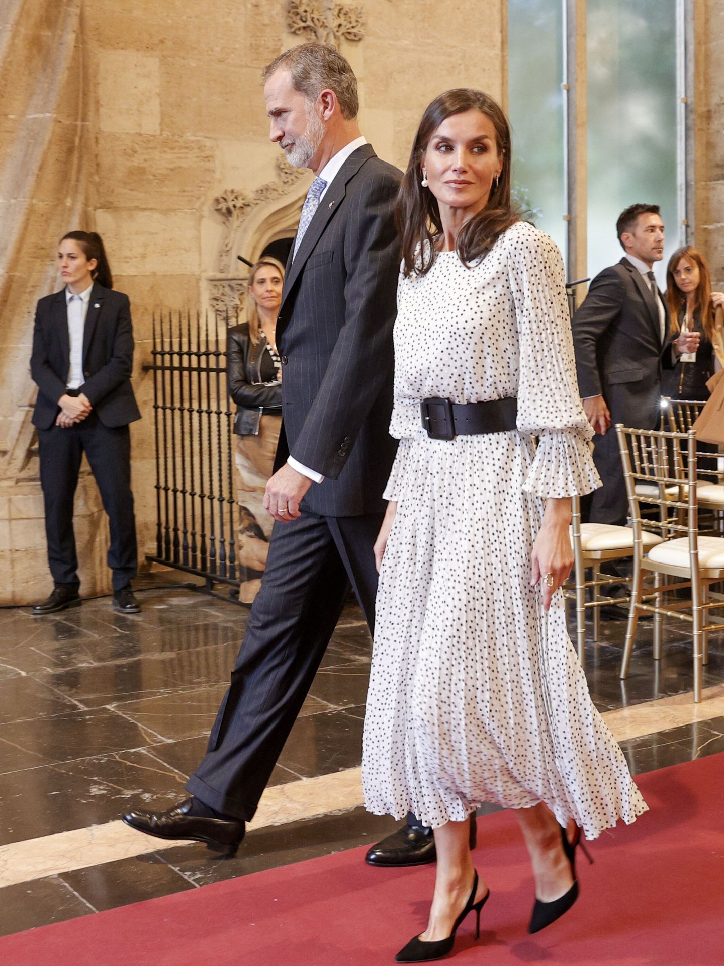 Doña Letizia, con vestido blanco de lunares en Valencia. (EFE/Manuel Bruque)