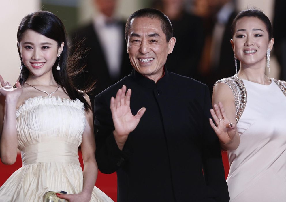 Foto: La actriz Zhang Huiwen y el director Zhang Yimou en una alfombra roja (EFE)
