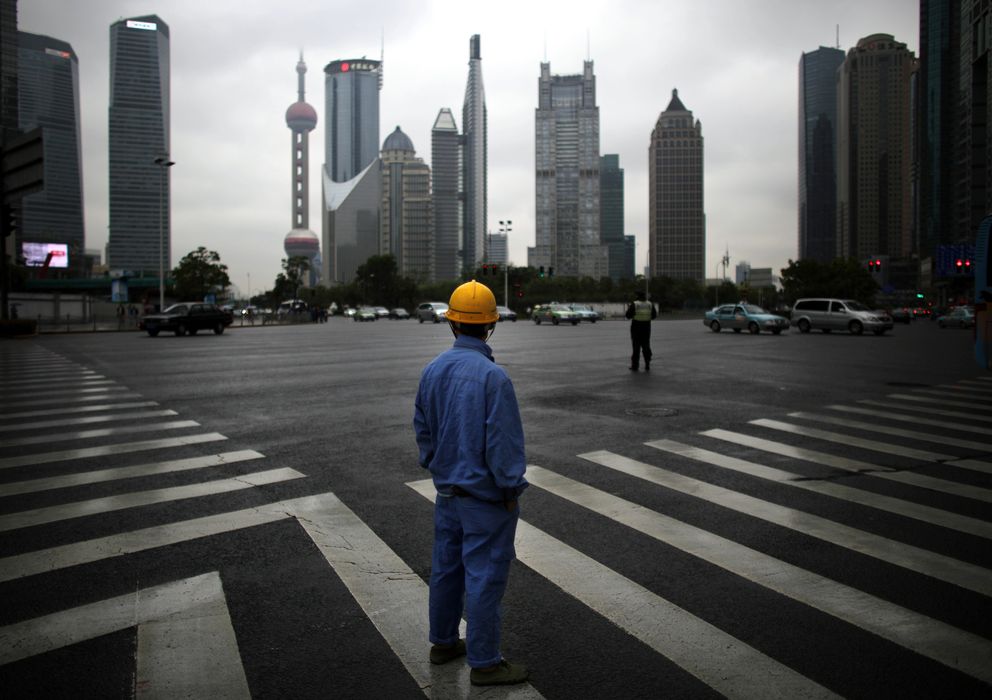 Foto: Un obrero de la construcción observa el distrito financiero de Pudong, en Shanghai, China. (Reuters)