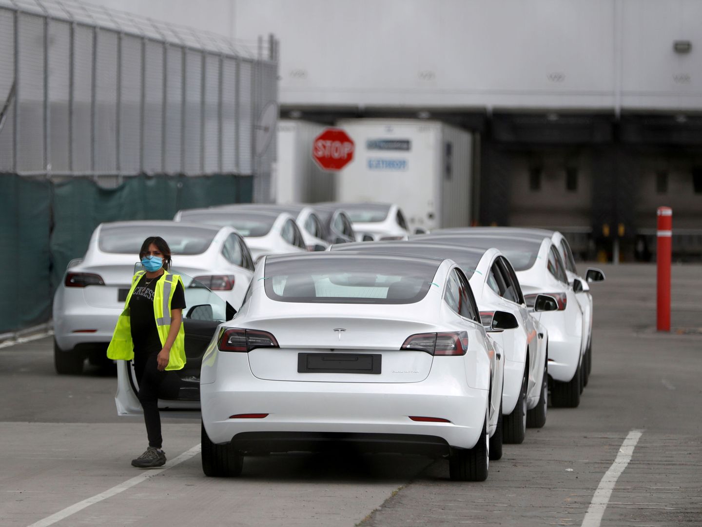 Fila de Model 3 de Tesla. (Reuters)