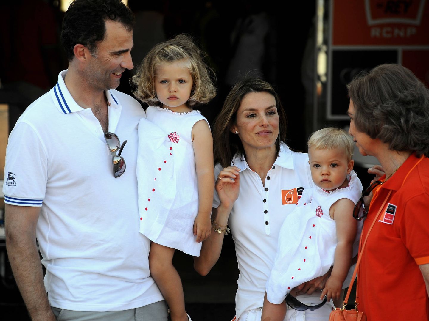 Felipe y Letizia con sus hijas y la reina Sofía en 2008. (Getty)
