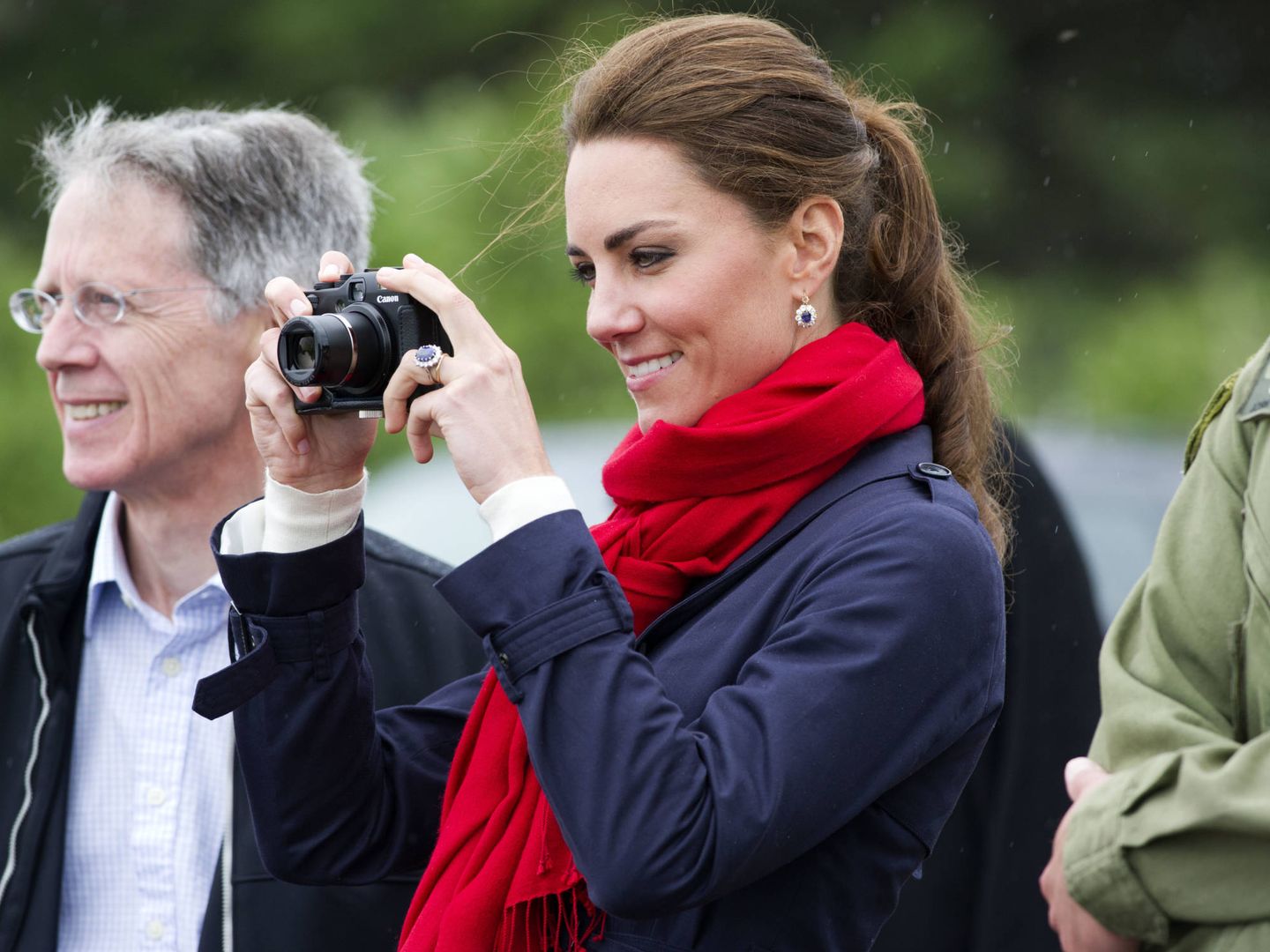 Kate Middleton, con su cámara durante un viaje a Canadá en 2011. (Getty)