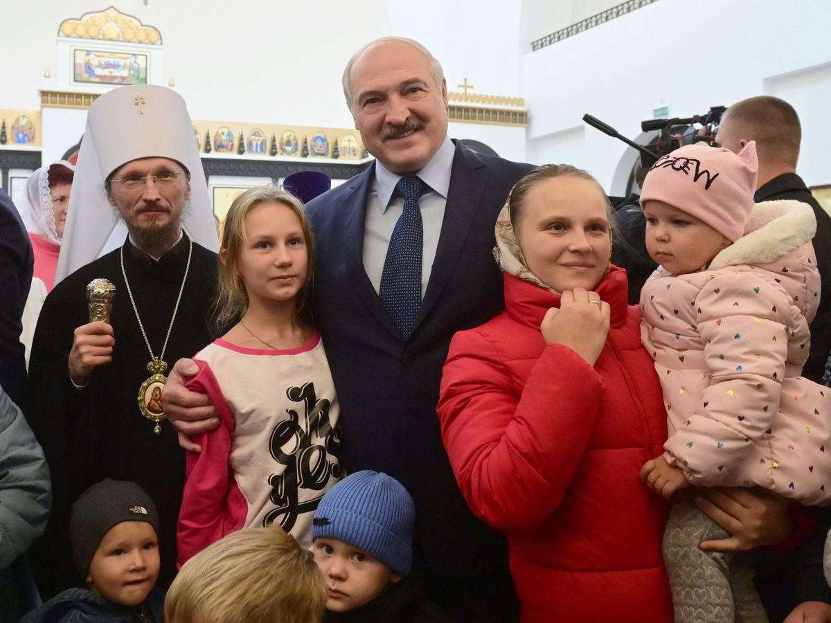 Foto: Lukashenko, con sus seguidores. (EFE)