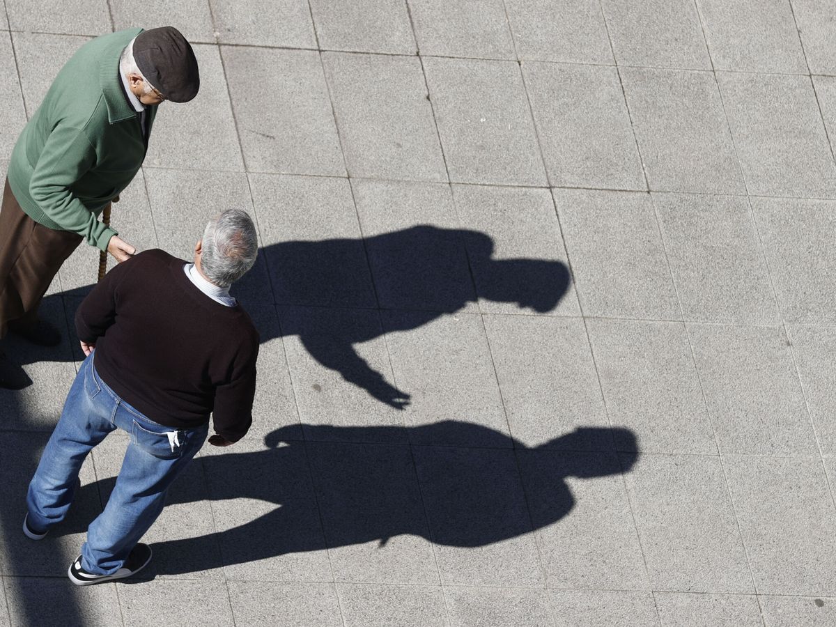 Foto: Dos jubilados charlan en la calle. (EFE/Luis Tejido)