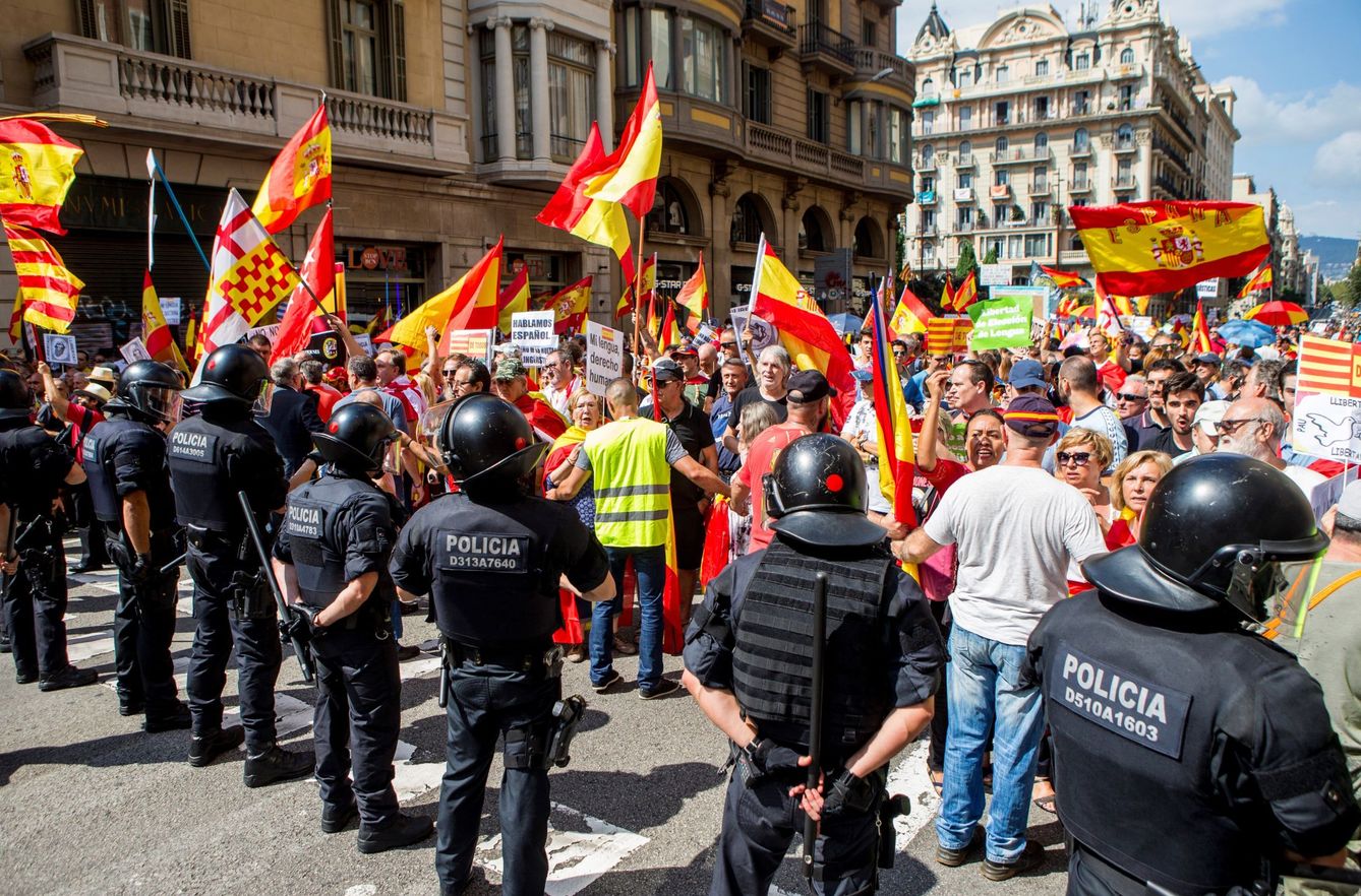 Los Mossos d'Esquadra impiden el paso a un grupo de personas hacia la plaza de Sant Jaume para asistir a la concentración convocada por la asociación Hablamos Español. (EFE) 
