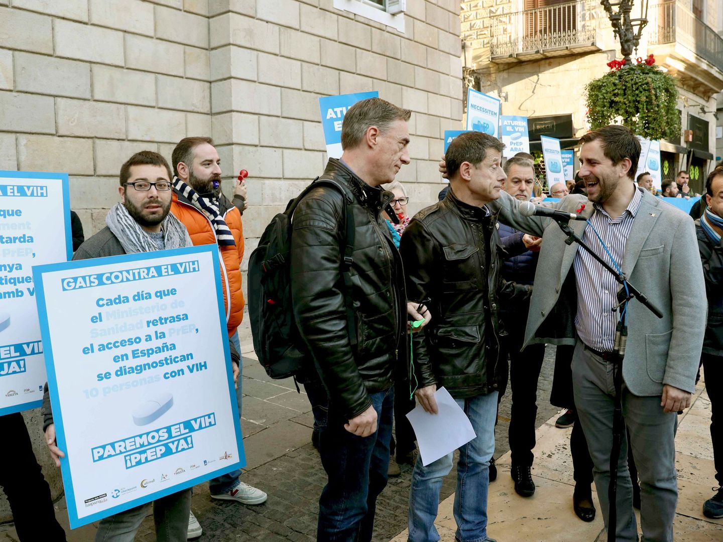 El entonces 'conseller' de Salud, Antoni Comín, y el portavoz de la Plataforma Gais contra el VIH, Ferran Pujol, durante la protesta que dicha asociación protagonizó en 2016 para pedir la implantación en la sanidad pública de la PrEp. (EFE/Toni Albir)