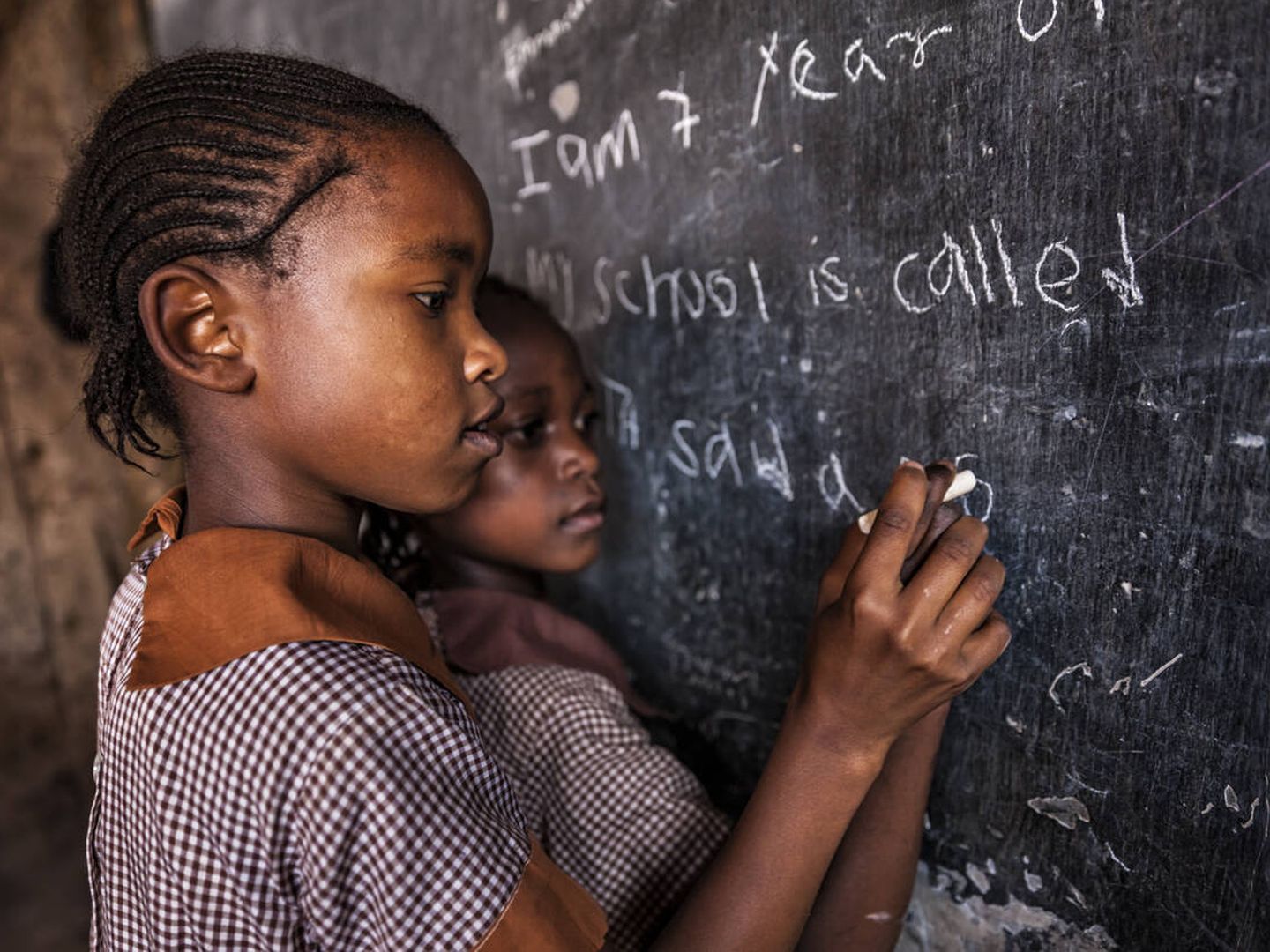 En las áreas menos desarrolladas del planeta, la falta de escolarización femenina es un problema con un gran impacto. (iStock)