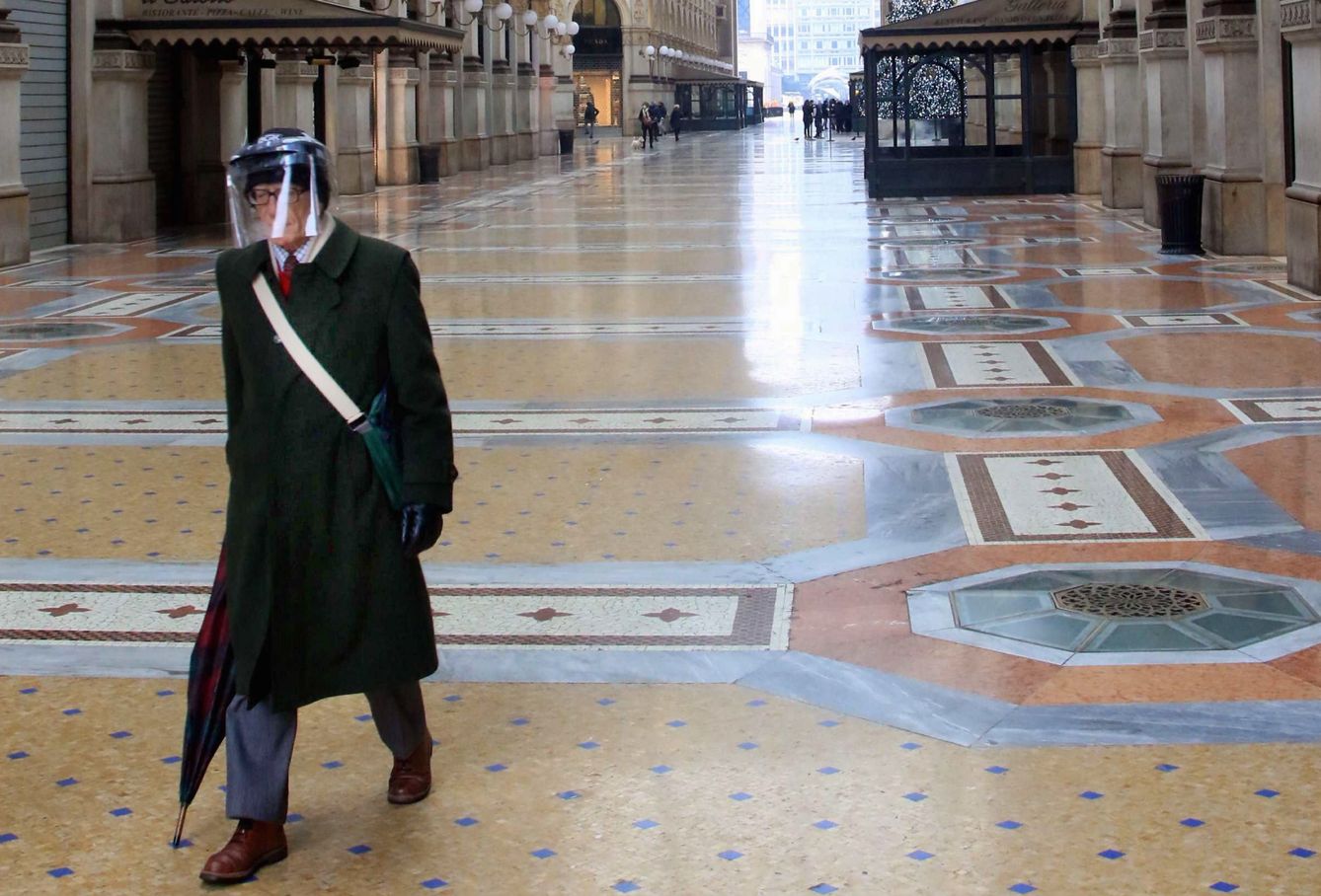 Un hombre camina en la desierta Galleria Vittorio Emanuele en Milán, Italia. (EFE)