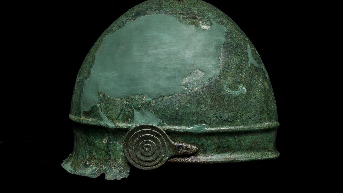 Italianos hallan una rara inscripción en un casco etrusco de 2.400 años de antigüedad