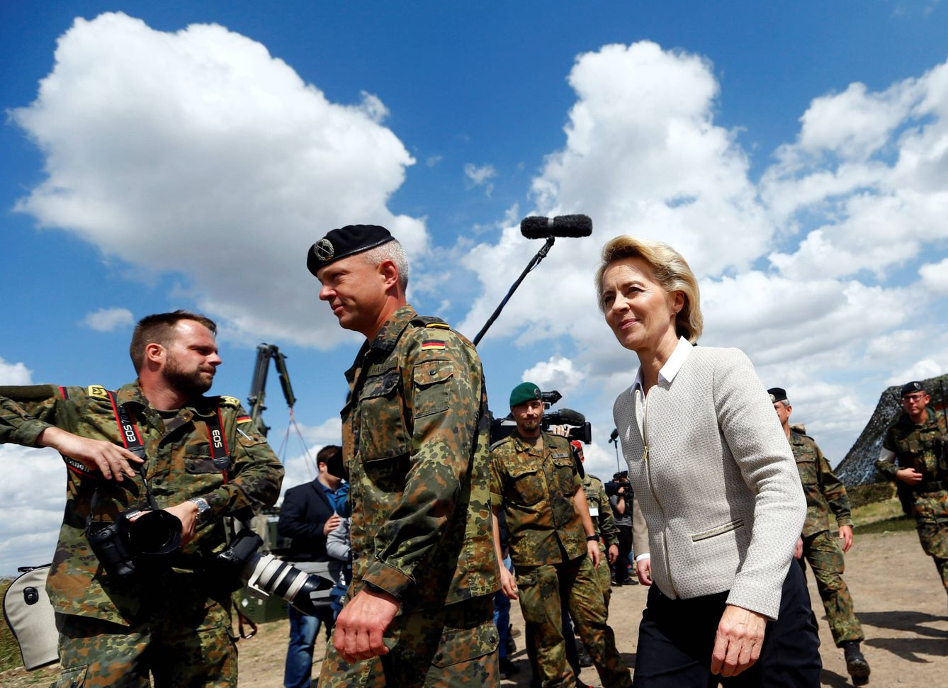Foto: La ministra alemana de Defensa, Ursula von der Leyen, durante una visita al 13º batallón de reconocimiento, con base en Gotha, el 9 de agosto de 2016. (Reuters)