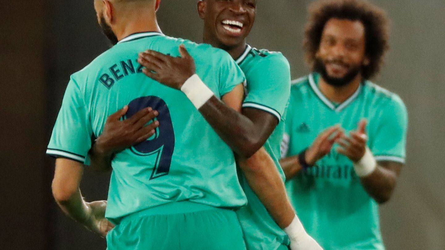 Vinicius se abraza a Benzema para celebrar el gol a la Real Sociedad. (Efe)