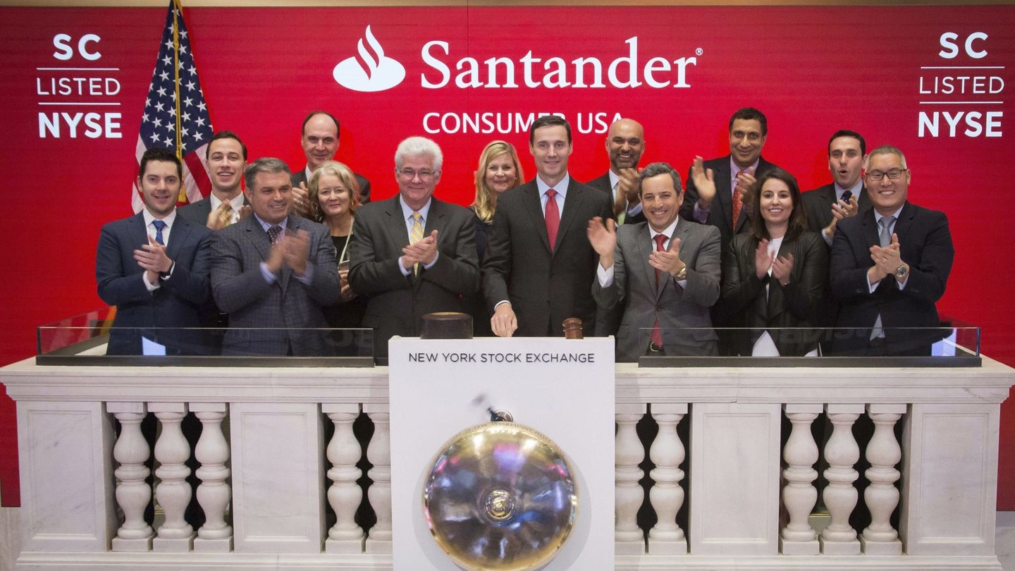 El presidente de Santander Consumer Finance, Jason Kulas (c), abre la sesión de Wall St. el 23 de febrero.