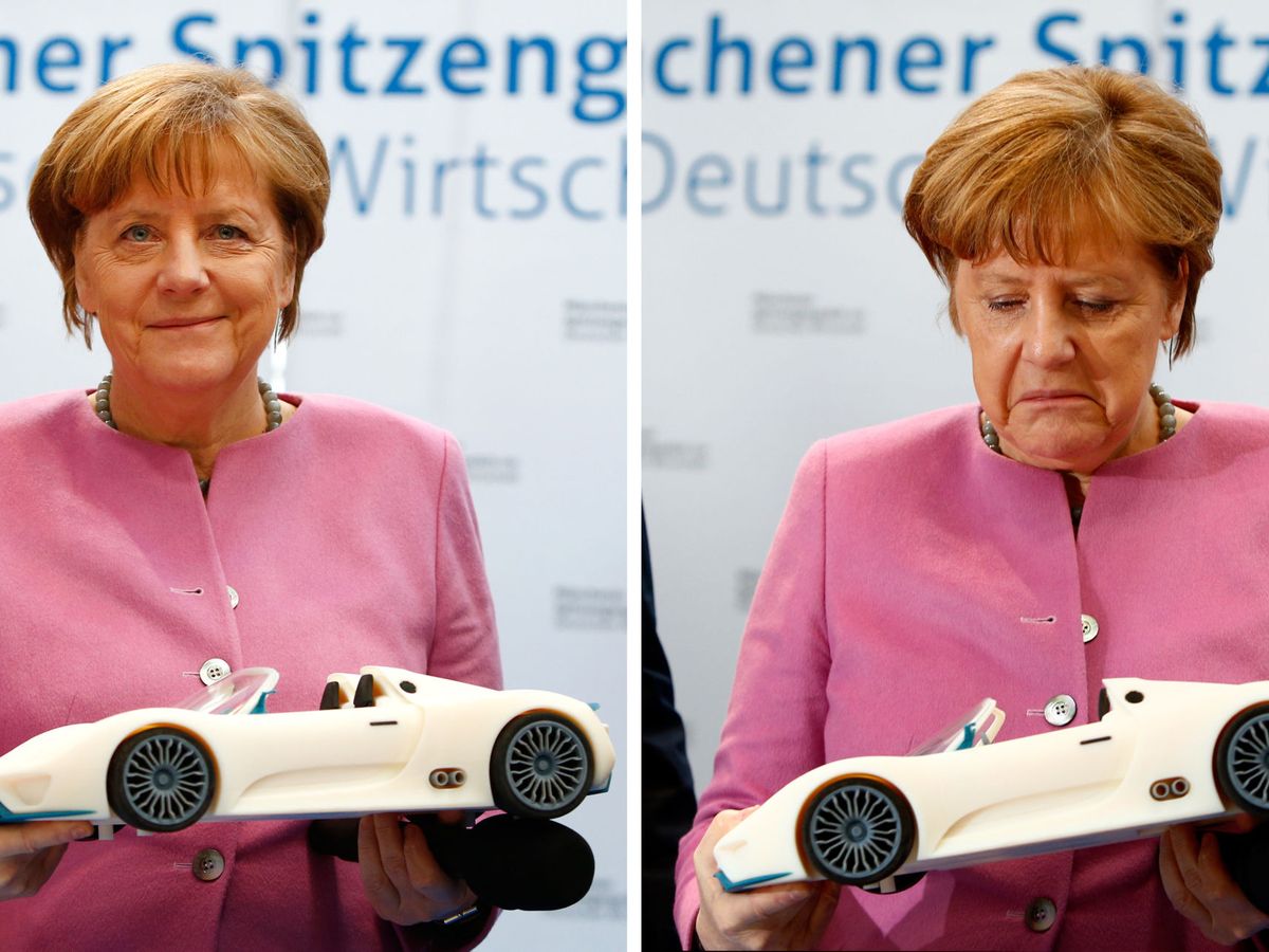 Foto: Merkel posa con dos maquetas 3d de un vehículo en una foto de archivo. (Reuters)