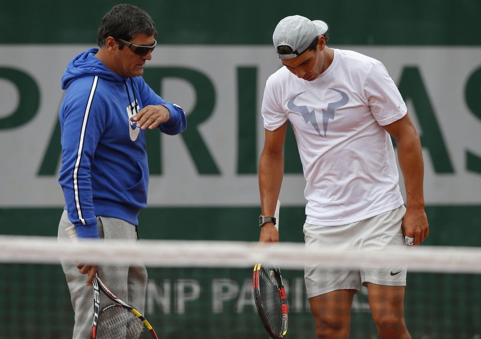 Foto: Toni Nadal da instrucciones a Rafa Nadal (Reuters)