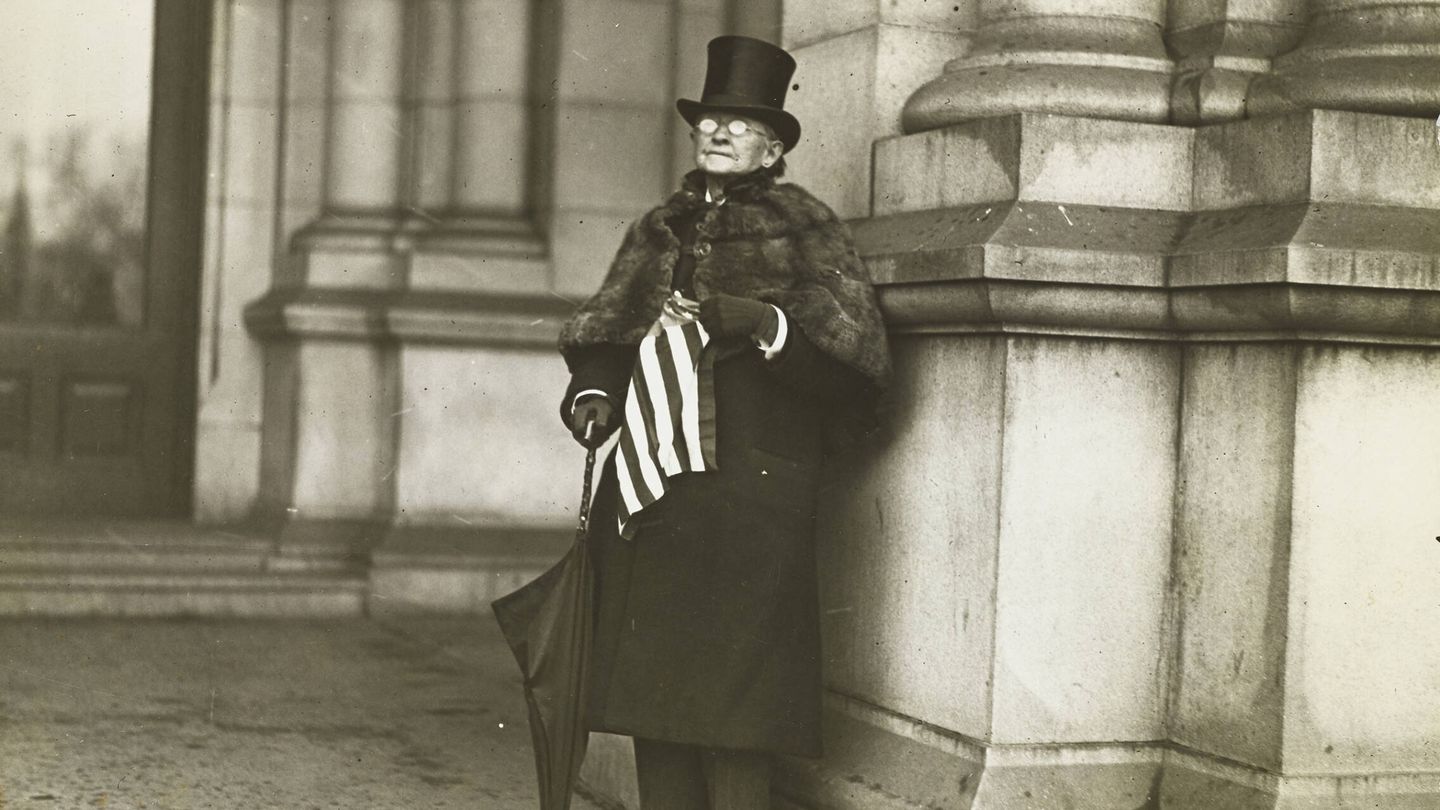 Foto de 1911 de Paul Thomson de la doctora  Mary Walker, la primera mujer en llevar pantalones en público. Vanity Fair © Condé Nast