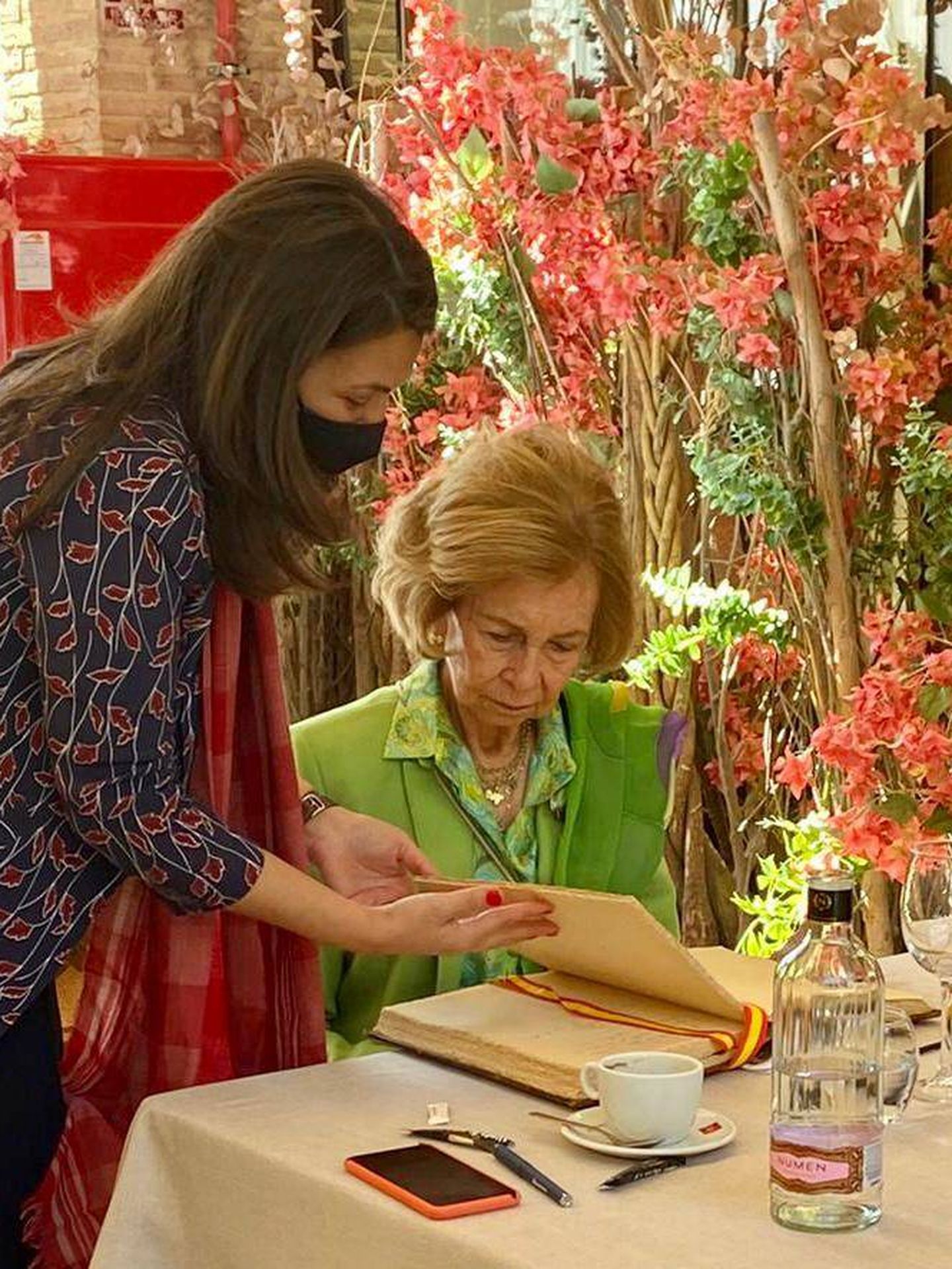Doña Sofía, preparada para firmar en el libro de honor del restaurante. (Fotografía cedida por Cuca Díaz de la Cuerda)