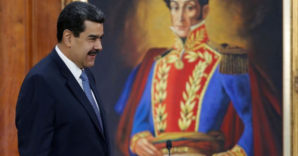 Foto: Nicolás Maduro camina frente a un retrato de Simón Bolívar