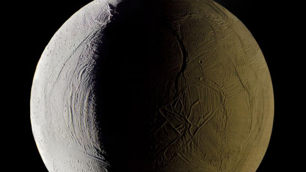 Hallan pruebas de que una luna de Saturno podría ser apta para la vida