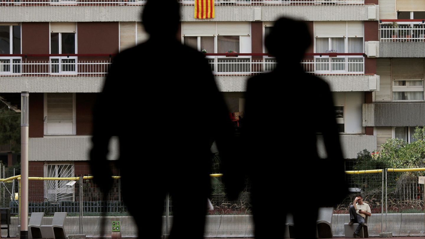 Una 'estelada' cuelga de un balcón de Barcelona después de la proclamación de la independencia. (Reuters)