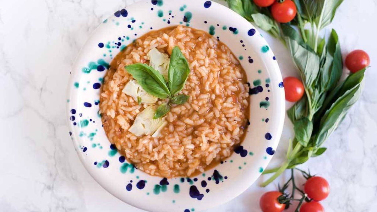 Receta de origen italiano: un gran risotto de tomate y alcachofas