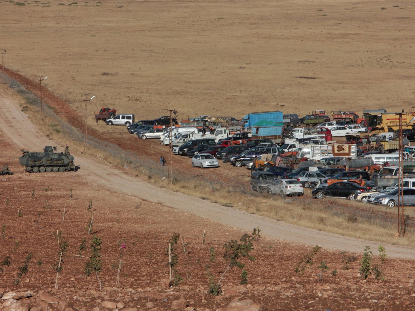 Coches abandonados junto a la frontera turca, en la ciudad siria de Kobani. 