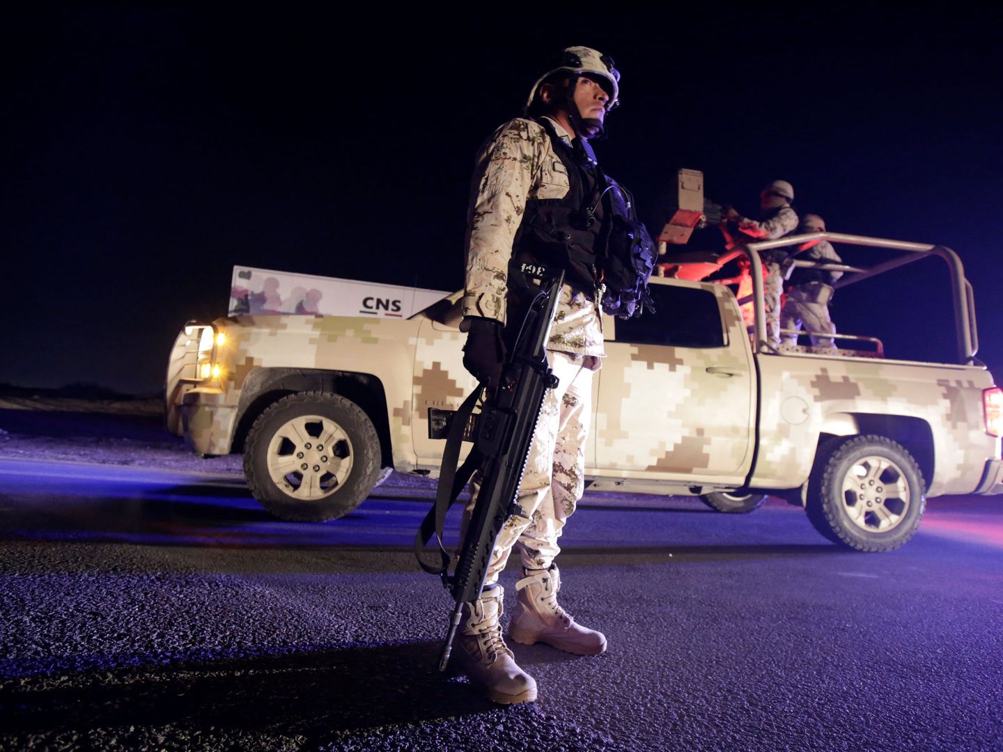 Personal militar vigila el perímetro de una cárcel de Ciudad Juárez antes de la llegada del narco Dámaso López, el 3 de mayo de 2017. (Reuters)