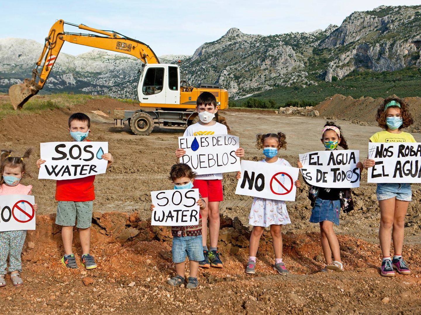 Varios niños se manifiestan frente a las excavaciones. 