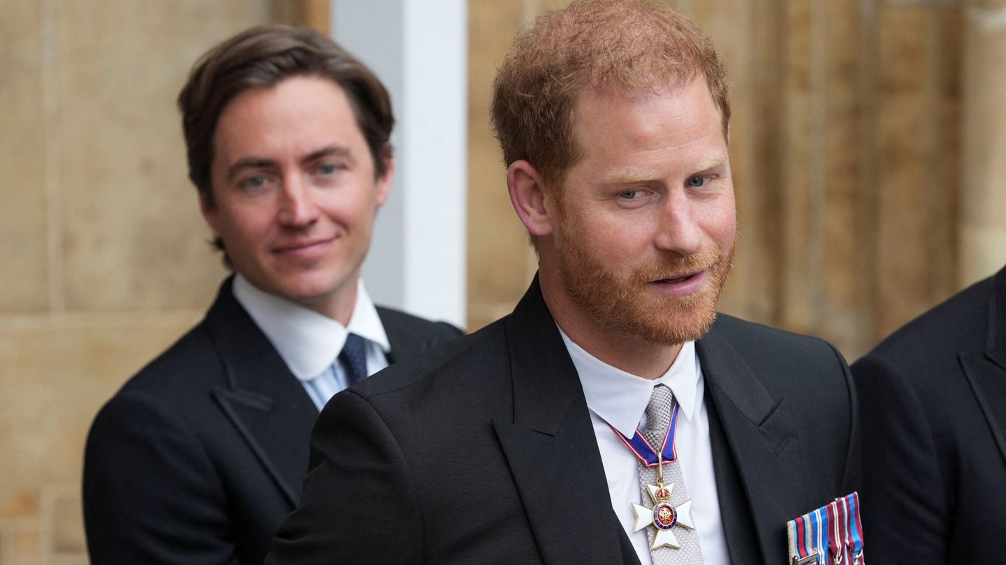 El príncipe Harry y Edoardo Mapelli, en la coronación de Carlos III. (Reuters) 