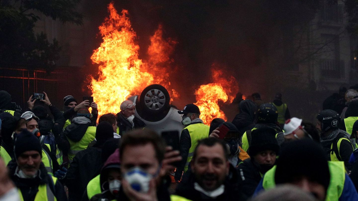 Manifestantes con chalecos amarillos se enfrentan a la policía cerca del Arco del Triunfo de París, Francia, el 1 de diciembre de 2018. (EFE)