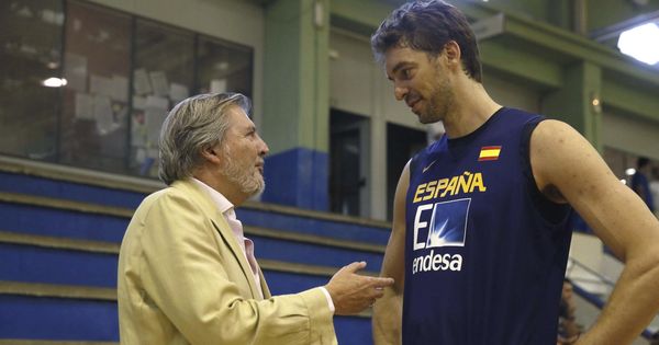 Foto: El ministro de Educación, Cultura y Deportes, Íñigo Méndez de Vigo, conversa con Pau Gasol.