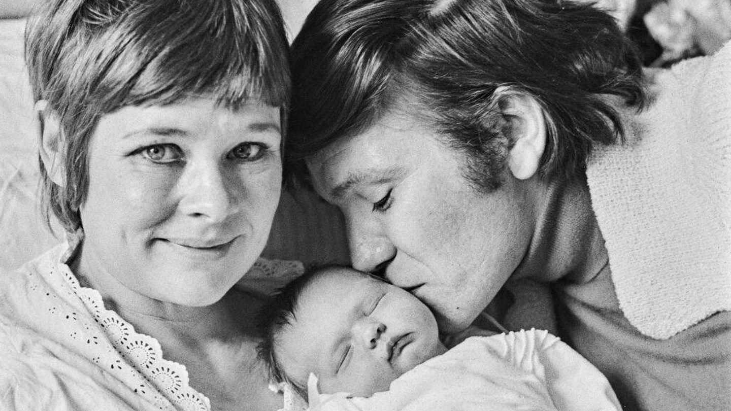 La actriz junto a su marido y su hija recién nacida en 1972. (Getty)