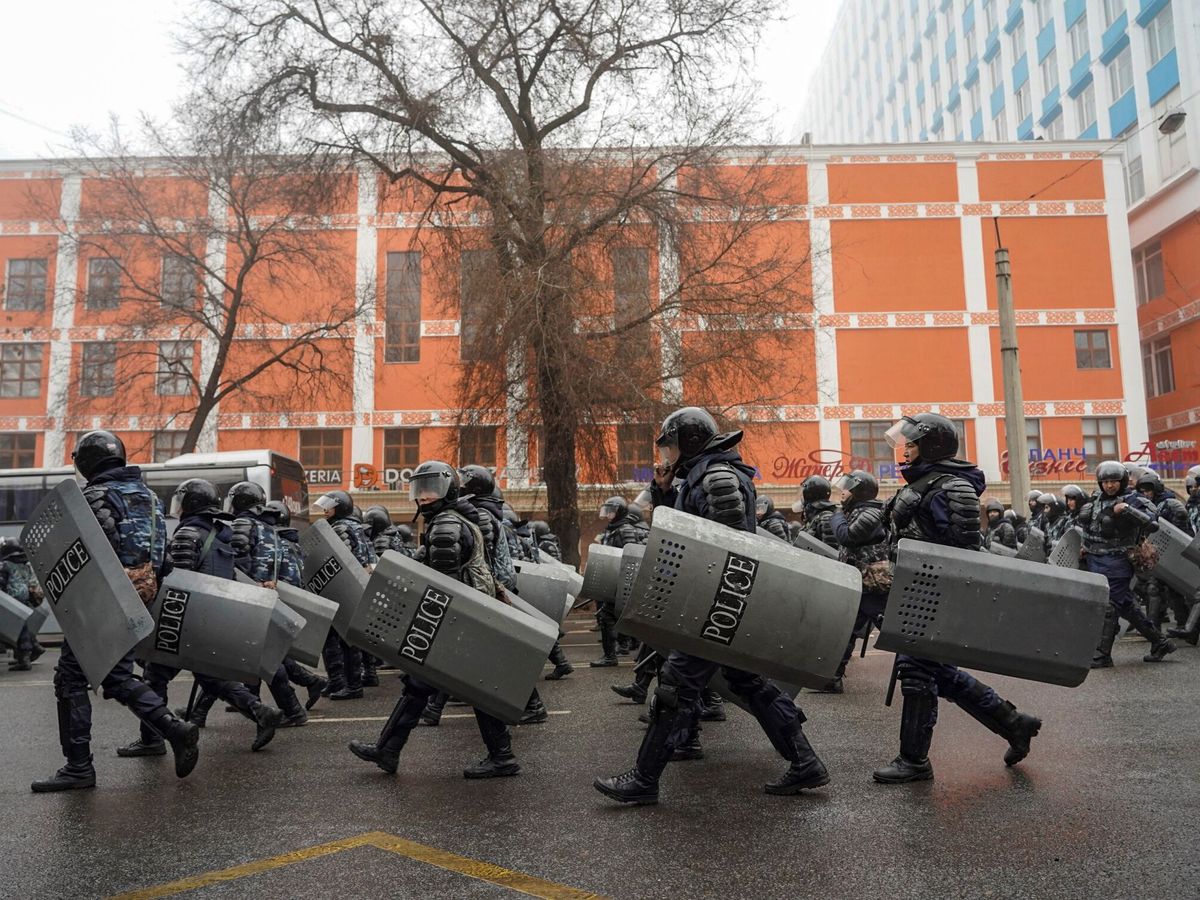 Foto: Policías kazajos. (EFE/Stringer)