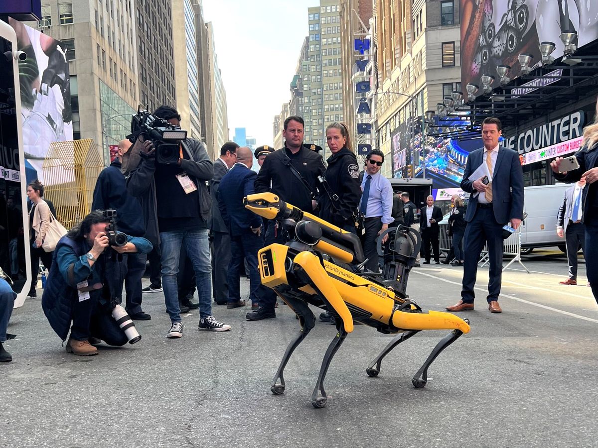 Foto:  Un grupo de fotógrafos retratan al robot Digidog durante una conferencia de prensa para presentar nueva tecnología policial celebrada hoy en Times Square, Nueva York. (EFE/Sarah Yáñez)