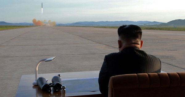Foto: El líder de Corea del Norte, Kim Jong-un, observa el lanzamiento de un misil balístico en una imagen distribuida por KCNA. (Reuters)