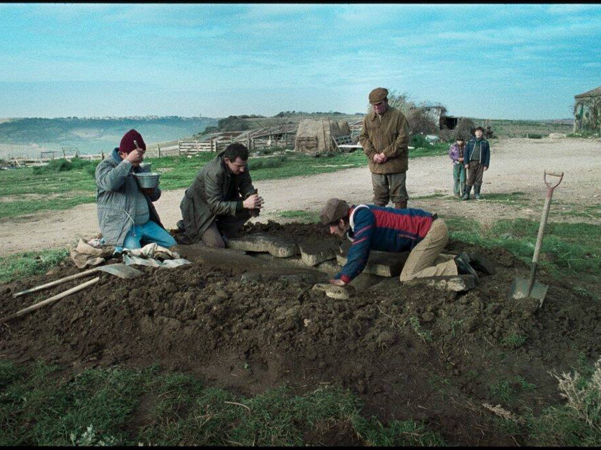 Foto: Escena de la película La Quimera, de Alice Rohrwacher, en la que el grupo de tombaroli buscan tumbas bajo la tierra