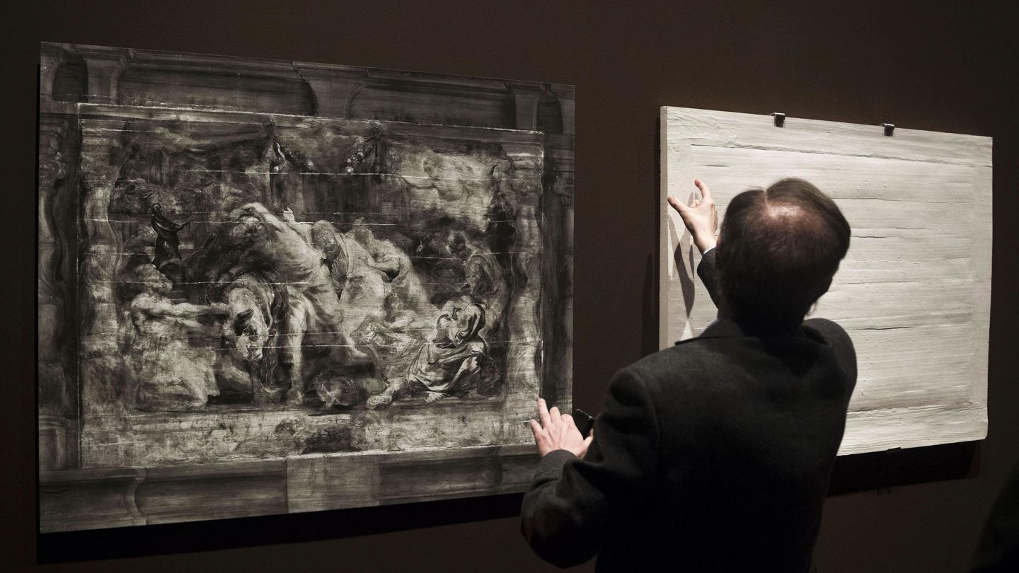Enrique Quitana, responsable del Taller de restauración del Prado, señala la copia en escayola. (EFE)